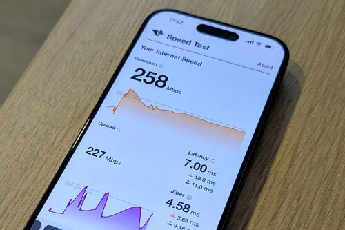 Foto de un iPhone 15 Pro con el test de velocidad de Cloudflare en pantalla