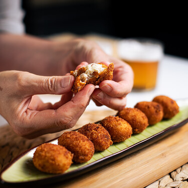 Los trucos para hacer la bechamel para croquetas que utilizan los mejores cocineros: “El verdadero secreto es el varillado enérgico” 