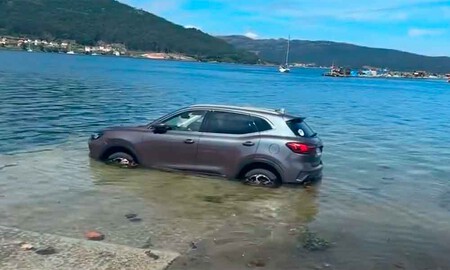 Coche sumergido en la rampa del puerto en Muros (A Coruña)