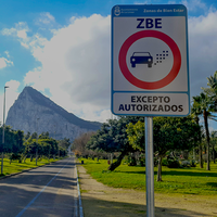 La estafa de las ZBE: algunos ayuntamientos las están implantando en parques o en zonas que ya eran peatonales