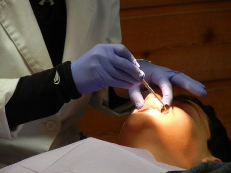 Una nueva terapia con láser para reparar los dientes dañados por las caries