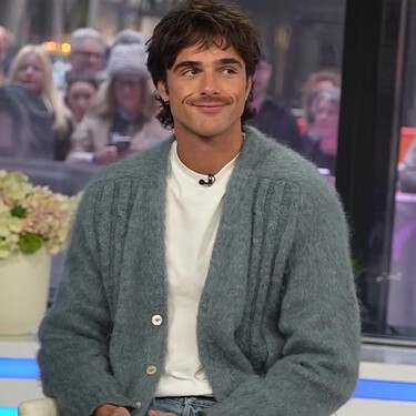 El cárdigan ya no es cosa de abuelos: ahora es el comodín más refinado del armario otoñal, palabra de Jacob Elordi
