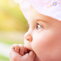 Cuando el calor provoca granitos en la piel del bebé: ¿cómo prevenir la sudamina o miliaria?