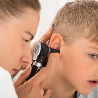 Cera en los oídos del bebé y niño: por qué se produce y cómo limpiar el exceso de cerumen sin dañar el conducto auditivo