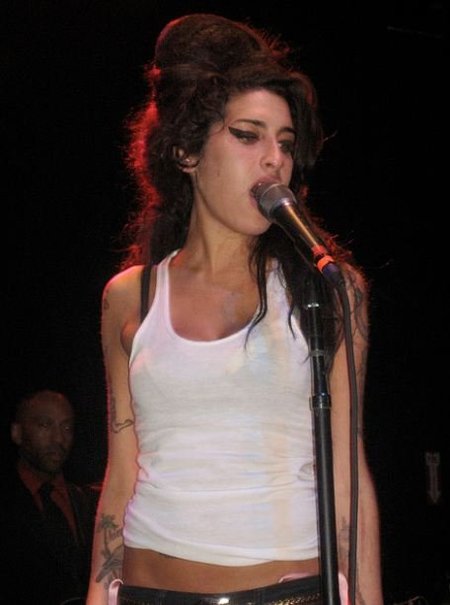 Amy Winehouse continúa empinando el codo...esta vez de 'vomitadas' va la cosa...qué asquito ¿no?