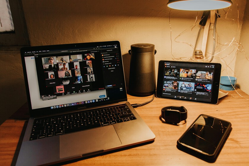 Un jefe les dice a sus empleados que el teletrabajo no permite la colaboración. Lo invitan a una videollamada y acaba impresionado