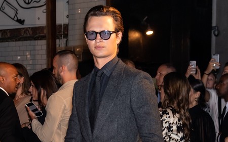 Ansel Elgort ha dado con el total look de un solo color infalible para este otoño