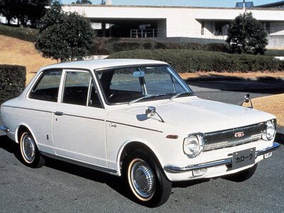 La historia detrás del lanzamiento del Toyota Corolla y los paralelismos que podemos encontrar hoy 