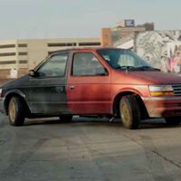 El coche capicúa es este monovolumen que no sabemos si viene o va. Aparcar a sus dos volantes es más sencillo que con un Smart Fortwo