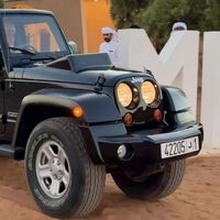 Confirmado: los árabes están locos por los coches absurdos. Este Jeep Wrangler es tan estrecho que le cuesta no volcar 