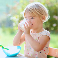 Cómo enseñar al bebé a beber en vaso