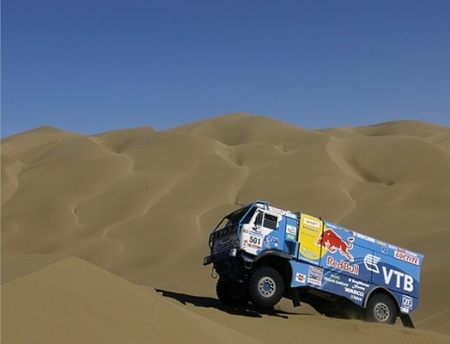 dakar2010_vladimir-chagin-gana-la-septima-etapa-y-sigue-lider-con-kamaz.jpg