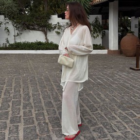 Zara rebaja los pantalones fluidos, cómodos y básicos más pijos que llenarán de lujo minimalista el armario por menos de 20 euros 