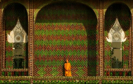 Tailandia: El templo del millón de botellas de cerveza
