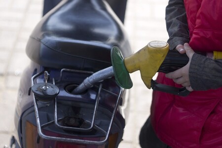 Reino Unido sucumbe al pánico ante la escasez de combustible, con racionamiento y el cierre de gasolineras