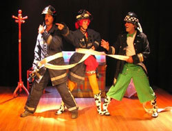 Dos pillos y un bombero en el Teatro Auditorio de Roquetas de Mar