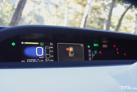 Hyundai Ioniq Vs Toyota Prius 12