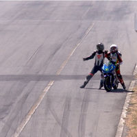 Lo que nunca debes hacer en una carrera de motos: pelearte a puñetazo limpio en plena recta de meta