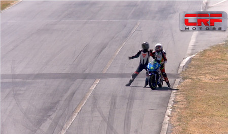 Lo que nunca debes hacer en una carrera de motos: pelearte a puñetazo limpio en plena recta de meta
