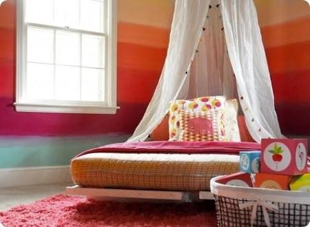 Pintar las paredes de la habitación infantil con franjas multicolor