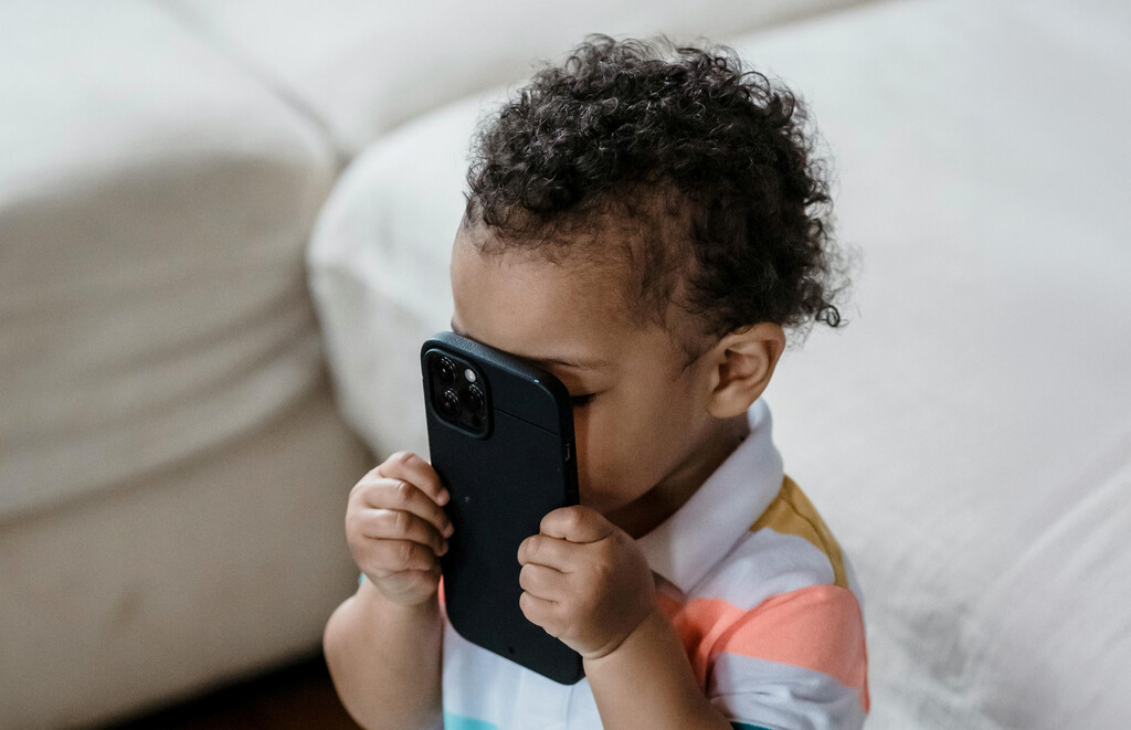 Hemos normalizado dar el móvil a los 10 años como "chupete digital". Ahora sabemos el precio que vamos a pagar