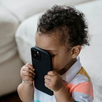 Ya conocemos el precio del "chupete digital": un estudio pone cifras al impacto que tiene el primer móvil a los 10 años