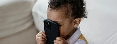 Hemos normalizado dar el móvil a los 10 años como 