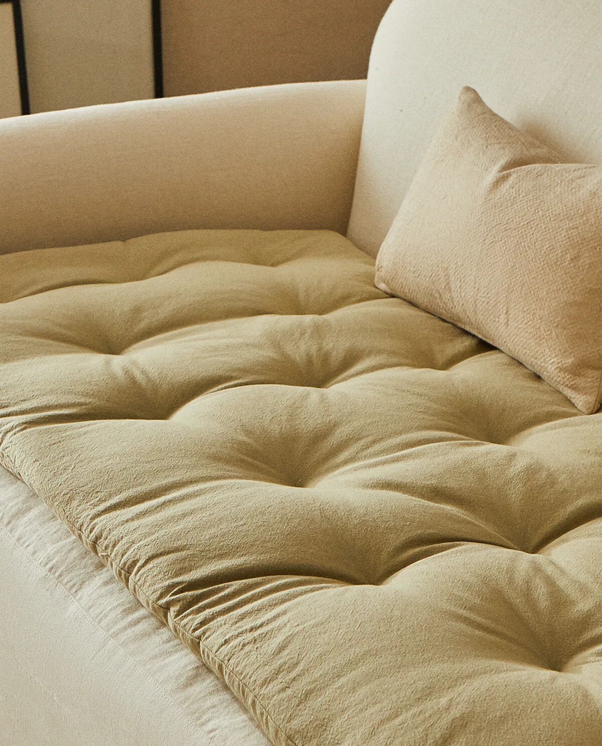 Zara Home tiene la pieza que necesitábamos en el salón unas fundas