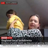 La graciosa entrevista a una profesora en vivo, mientras su hija robaba cámara detrás de ella