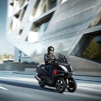 ¿Dudando entre el coche o la moto? No olvides el nuevo Peugeot Metropolis