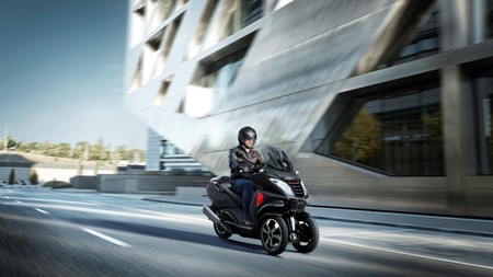 ¿Dudando entre el coche o la moto? No olvides el nuevo Peugeot Metropolis