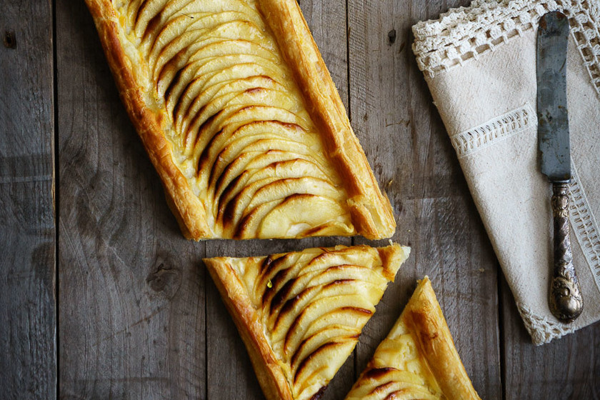 Banda de hojaldre con crema y manzana: receta de pastelería clásica