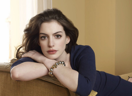 La actriz Anne Hathaway cuenta cómo sus compañeras de rodaje le ayudaron a querer su cuerpo postparto