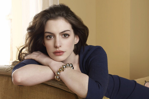 La actriz Anne Hathaway cuenta cómo sus compañeras de rodaje le ayudaron a querer su cuerpo postparto 
