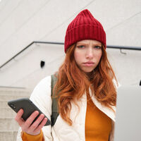 Qué es el 'orbiting', la forma ambigua de relacionarse que confunde a los adolescentes 