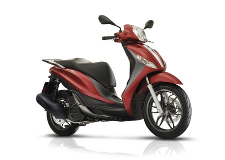 El Piaggio Medley 150 de rueda alta llega al mercado con más potencia y desde 3.379 euros