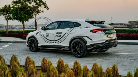 Dubai Police Lamborghini Urus Performante 1