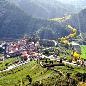 Es uno de los pueblos más bonitos de España: 242 habitantes y un bosque que merece la pena visitar en otoño 