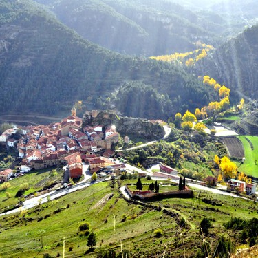 Es uno de los pueblos más bonitos de España: 242 habitantes y un bosque que merece la pena visitar en otoño 