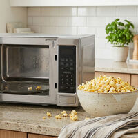 Las palomitas que se hacen en el microondas esconden un gran peligro. Nicolás Olea, de la UGR: “Rechaza esa maldita manía”