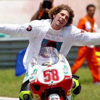 En Misano hay un bar en honor a Marco Simoncelli, y todas las noches lanzan ráfagas al cielo con su Honda de MotoGP