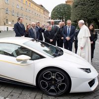 El Lamborghini del Papa Francisco se vendió en más de 16 millones de pesos (bendición y autógrafo incluidos)