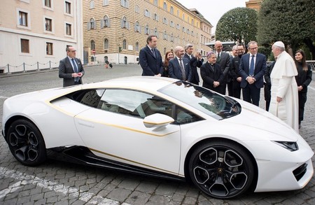 El Lamborghini del Papa Francisco se vendió en más de 16 millones de pesos (bendición y autógrafo incluidos)