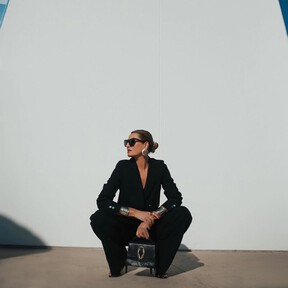 Cómo visten las mujeres de +50 con más estilo en el verano 2026: cinco trajes de lino frescos y elegantes
