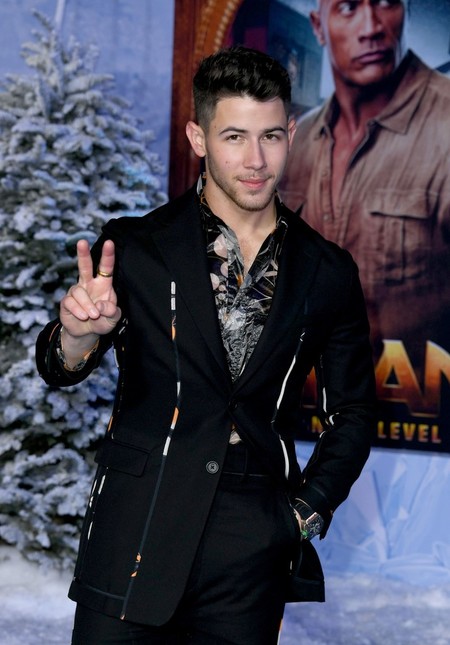 De flores y en color negro, Nick Jonas da con el traje perfecto para llevar este invierno