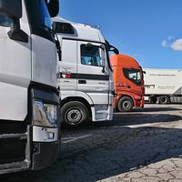 Casi la mitad de la patronal del transporte rechaza las ayudas del Gobierno y se suma al paro tras un acuerdo insuficiente
