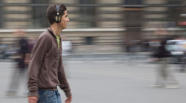Escuchando música