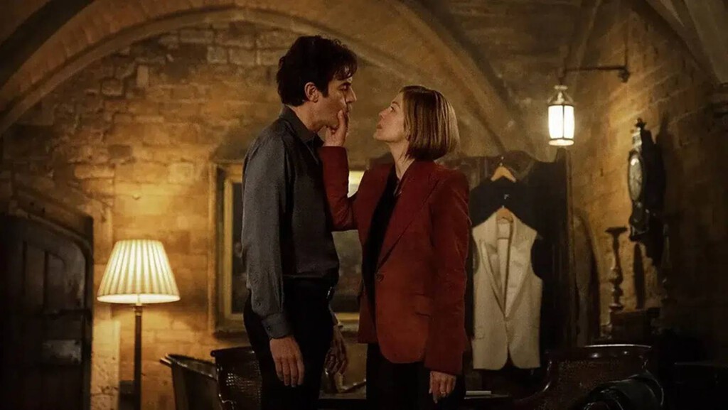 Esta comedia de Netflix invierte los roles de género con Sacha Baron Cohen y Rosamund Pike. Una sátira sobre machismo y poder que funciona a ratos