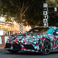 Así ruge el Toyota Supra definitivo subiendo la colina de Goodwood, aunque mantiene su camuflaje