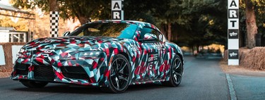 Así ruge el Toyota Supra definitivo subiendo la colina de Goodwood, aunque mantiene su camuflaje